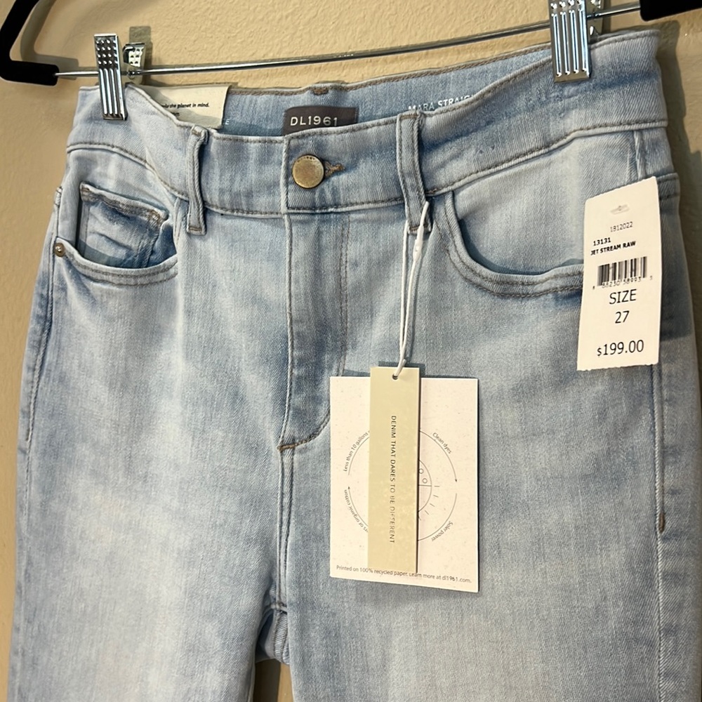 DL1961 light blue jeans. Size 27 NWT